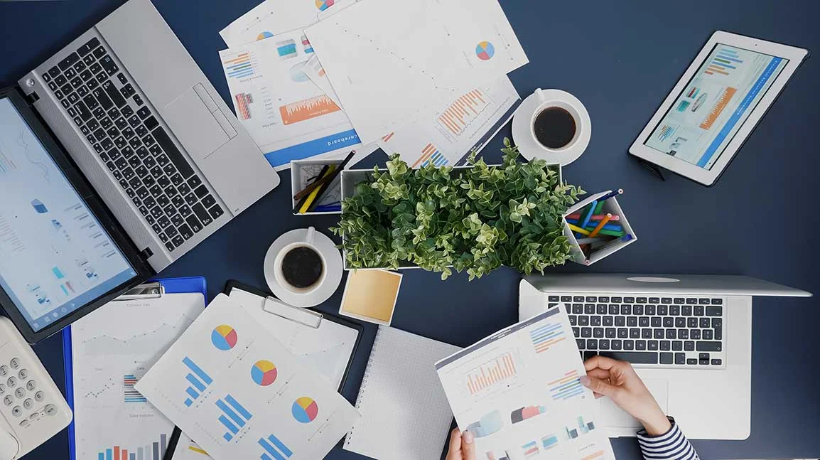 amir arezoo web designer desk